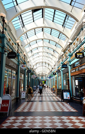 Käufer zu Fuß durch die Burlington Arcade, Birmingham, England, Vereinigtes Königreich, West-Europa. Stockfoto