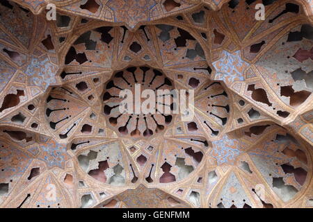 Musik Zimmerdecke im Ali Qapu Palast, Isfahan, Iran Stockfoto