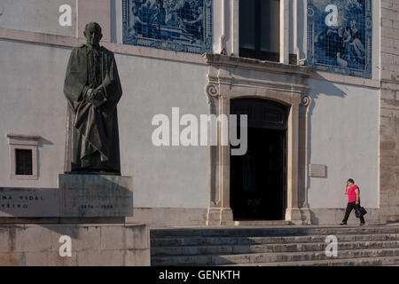 Eingabe den Igreja Paroquial da Vera Cruz (Kirche) für Sonntag Abend Masse in Aveiro, Portugal. Stockfoto