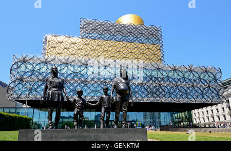 Die Library of Birmingham mit A Real Birmingham Familie Statue im Vordergrund im Centenary Square, Birmingham, England, UK. Stockfoto