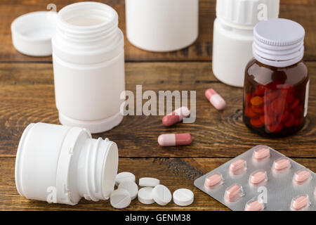 Verschiedene medizinische Apothekerflaschen Pille Stockfoto