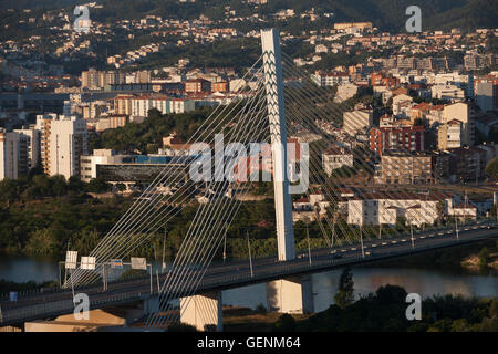 Ponte Rainha Santa Isabel-Brücke in Coimbra, Portugal. Stockfoto