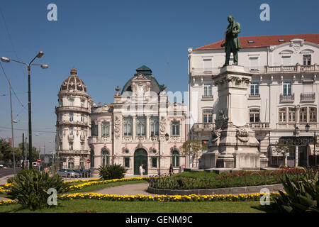 Hotel Astoria, Banco De Portugal und die Statue, Joaquim Antonio de Aguiar in Largo da Portagem, Coimbra, Portugal. Stockfoto