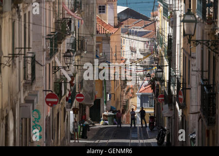 Der steile Perspektive der Rua de Bica de Duarte Belo (Elevador da Bica) im Bairro Alto, Lissabon, Portugal. Stockfoto