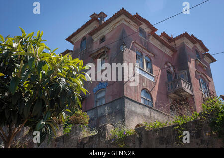 Verblasste Grandezza eines verlassenen Herrenhaus in der Kurstadt Luso, Portugal. Stockfoto