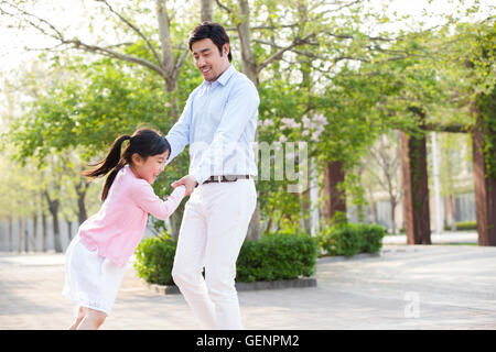 Happy Chinese Vater und Tochter spielen Stockfoto