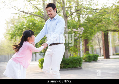 Happy Chinese Vater und Tochter spielen Stockfoto