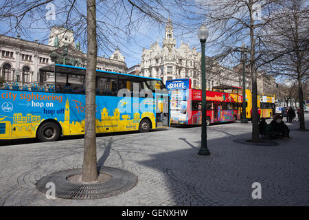 Porto, Portugal, Hop-on / Hop-off-Sightseeing open Top, Reisebusse am Praca Liberdade Hauptstraße im Zentrum Stadt Stockfoto