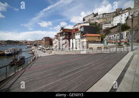 Portugal, Porto, Altstadt, promenade entlang Fluss Douro und Cais da Ribeira im historischen Zentrum der Stadt Stockfoto