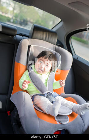 Niedlichen chinesischen Baby sitzt auf dem Auto Rücksitz Stockfoto