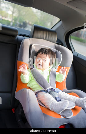 Niedlichen chinesischen Baby sitzt auf dem Auto Rücksitz Stockfoto