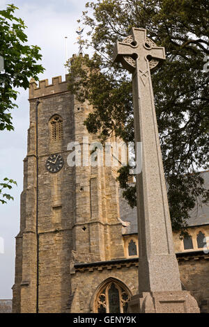 Großbritannien, England, Devon, Sidmouth, Church Street, Kriegerdenkmal Kreuz außen St Giles und Pfarrkirche St. Nikolaus Stockfoto