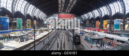 Hamburg, Deutschland - 21. Juli 2016: Leute warten auf Züge am Hauptbahnhof. Stockfoto