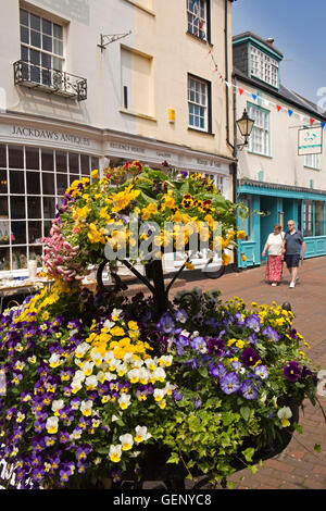 Großbritannien, England, Devon, Sidmouth, alte Fore Street, Floral Pflanzer außerhalb Regency House, Dohlen Antiquitätenladen Stockfoto