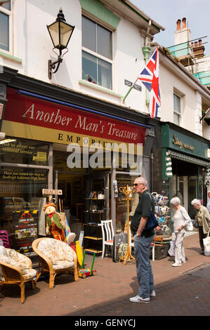 Großbritannien, England, Devon, Sidmouth, hohe Straße, ein anderer Mann Schatz Antiquitätenladen, Besucher in der Straße Stockfoto