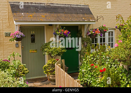 Großbritannien, England, Devon, Sidmouth, York Street, Ferienhaus Türen und kleinen Vorgärten Stockfoto