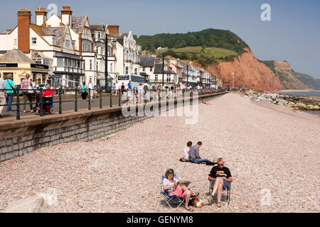 Großbritannien, England, Devon, Sidmouth, The Esplanade, ältere Besucher am Strand in der Sonne Stockfoto