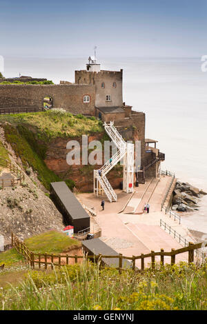 Großbritannien, England, Devon, Sidmouth, Clock ragen Teestube und Holzstufen Jakobsleiter Strand Stockfoto