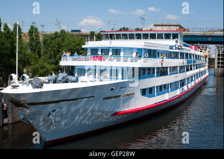 Volgograd, Russland - 27. Juni 2016. Flusskreuzfahrtschiff Aleksandr Suvorov bereit, die Navigation sperren lassen Stockfoto