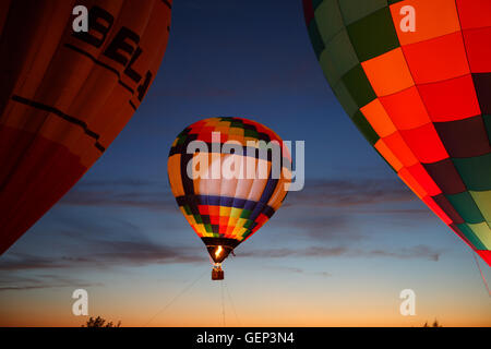 Heißluft Ballons Festival in Pereslawl-Salesskij, Oblast Jaroslawl. Nacht im 16. Juli 2016 fliegen. Stockfoto