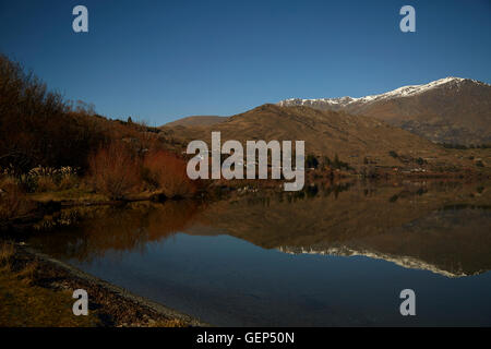 Schneebedeckte Berge spiegelt sich im Wasser des Sees Hayes in der Nähe von Queenstown, Otago, Südinsel, Neuseeland Stockfoto