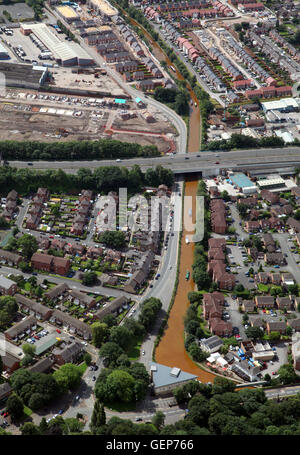 Luftaufnahme des roten Rost Wassers des Bridgewater Kanals in Winton, Eccles, Manchester, UK Stockfoto