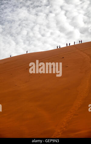 Menschen auf Big Daddy Düne Sossusvlei in Namibia Stockfoto