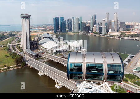 Singapur, Singapur - 8. April 2014: Skyline von Singapur, Marina Bay Blick von Singapur Flieger. Stockfoto