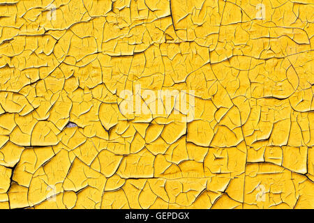 gelbe rissige Farbe auf rostigen Eisen Hintergrundtextur Stockfoto