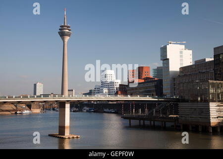 Geographie / Reisen, Deutschland, Nordrhein-Westfalen, Rheinland, Düsseldorf, Medienhafen (Stadtteil), Neuer Zollhof, Rheinturm, Fußgängerbrücke, Gehry-Bauten Stockfoto