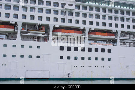 Ein Kreuzfahrtschiff Schiff angedockt am Auckland wharf Stockfoto