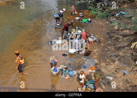 Togo, Umgebung von Lomè, waschen im Fluss Stockfoto