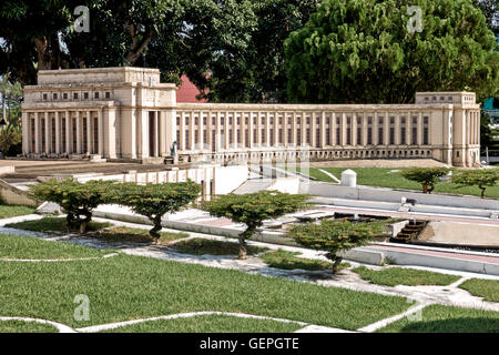 Miniaturwelt. Maßstabsmodell des Palais de Chaillot Paris . Mini-Siam-Freizeitpark, Pattaya Thailand, S. E. Asien Stockfoto