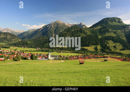 Geographie / Reisen, Deutschland, Bayern, Allgäu, oberen Allgäu, Ostrachtal (Ostrach Valley), Bad Hindelang, Kirche St. Johannes, Imberger Horn (rechts), Stockfoto