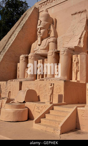 Miniaturwelt. Maßstabsmodell des Abu Simbel Tempels Ägypten. Mini-Siam-Freizeitpark, Pattaya Thailand, S. E. Asien Stockfoto