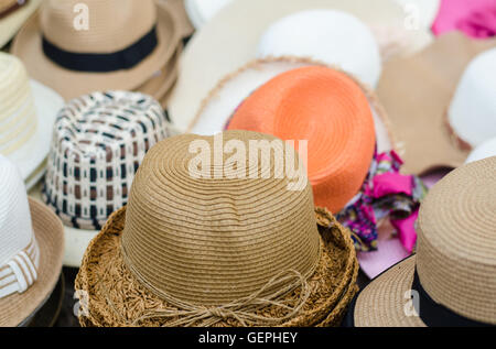 Hüte in der zu Fuß Straßenmarkt in Chiangmai, Thailand. Stockfoto