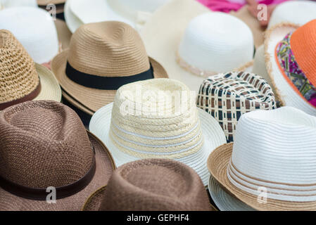 Hüte in der zu Fuß Straßenmarkt in Chiangmai, Thailand. Stockfoto