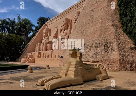 Miniaturwelt. Maßstabsmodell des Abu Simbel Tempels Ägypten. Mini-Siam-Freizeitpark, Pattaya Thailand, S. E. Asien Stockfoto