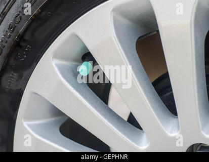 Close - Up von einem Reifenventil auf Auto-Rad. Stockfoto