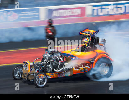 Dragstalgia Event in Santa Pod. Ron Hope Erwärmung seine Reifen in seinem Jahrgang Kraftstoff verändert Dragster genannt Rattenfalle. Stockfoto