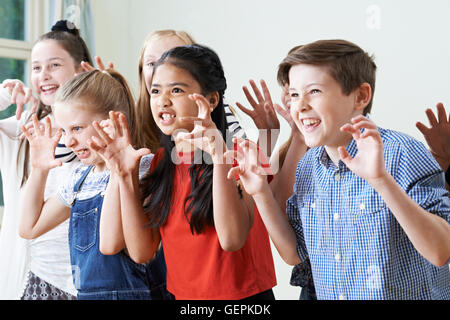 Gruppe von Kindern, die Theatergruppe gemeinsam genießen Stockfoto