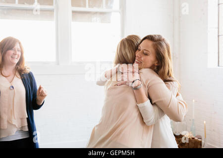 Zwei Frauen auf einer Party umarmt. Stockfoto