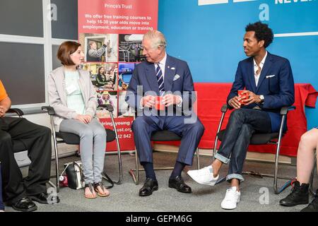 Der Prince Of Wales plaudert mit Amy Rawbone, 20, geholfen durch Vertrauen und Daniel Edmund, wer eine junge Botschafter in einer Diskussionsveranstaltung der Gruppe bei einem Besuch in seinem Trust Center in Bristol ist, wo der Nächstenliebe Begünstigten, Mitarbeiter und Unterstützer gesammelt, für den Start der Bericht über die Auswirkungen seiner 40. Jahrestag des Prinzen. Stockfoto