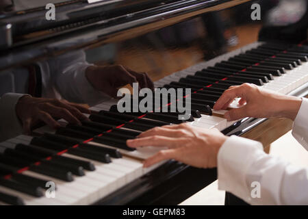 Nahaufnahme des Pianisten Hände, auf einem Grand Piano spielen. Stockfoto