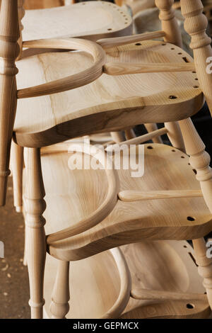 Nahaufnahme eines Stapels Holzstühle in einer Tischlerei. Stockfoto