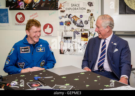 Der Prince Of Wales trifft britische Astronaut Tim Peake während eines Besuchs in seinem Trust Center in Bristol, wo der Nächstenliebe Begünstigten, Mitarbeiter und Unterstützer gesammelt, für die Einführung von seinen 40. Jahrestag Folgenabschätzung. Stockfoto