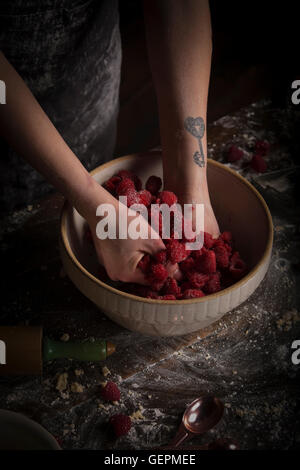 Valentinstag Backen, Frau bereitet frische Himbeeren in eine Schüssel geben. Stockfoto