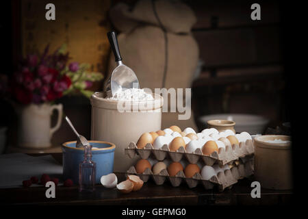 Valentinstag Backen, Backen, Zutaten, Ablage von Eiern, Schüssel mit Mehl und Zucker. Stockfoto