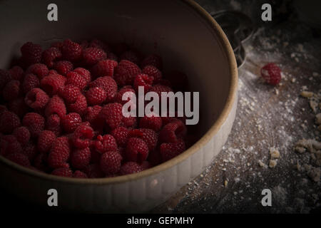 Valentinstag Backen.  Vogelperspektive Blick auf eine Schale mit frischen Himbeeren. Stockfoto