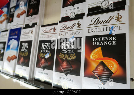 Lindt Schokolade Bars Gristedes Lebensmittelgeschäft in NYC, USA Stockfoto